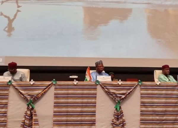 Discours du Premier Ministre, Chef du Gouvernement, SEM Ouhoumoudou Mahamadou à l’occasion de l’ouverture de la Table Ronde intitulée  Zéro classe paillote à Niamey