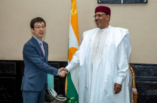Le Président de la République, Chef de l’Etat, SEM Mohamed Bazoum, a reçu lundi en fin d’après-midi, 5 septembre 2022, l’Ambassadeur de la République Populaire de Chine au Niger, M. Jiang Feng.