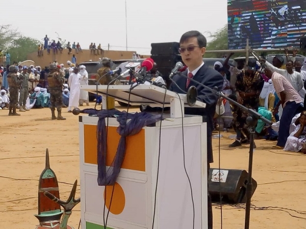 Allocution de S.E.M. JIANG Feng, Ambassadeur de Chine au Niger, à la Cérémonie de Pose de la Première Pierre du Projet de Réhabilitation de la Route Nationale 25 section Abalak - Tamaya