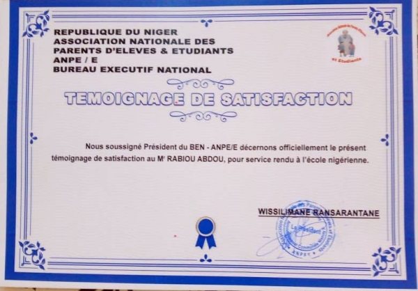 L’Association des Parentes d’Elèves et Etudiants décerne un témoignage de satisfaction au Ministre du Plan M. Rabiou Abdou.