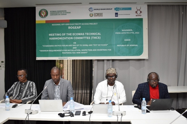 Mise en œuvre du Projet ROGEAP : les membres du Comité Technique d&#039;Har-monisation des Normes et standards des produits électrotechniques de la CEDEAO (THC5) en réunion à Dakar au Sénégal.